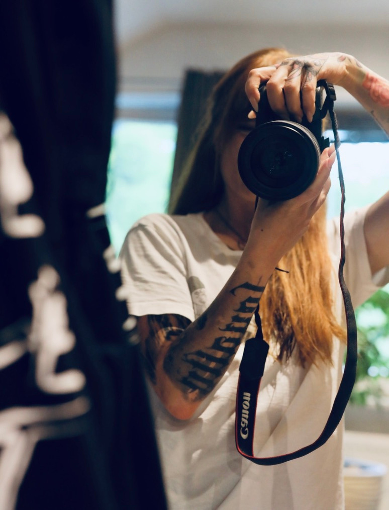 Barbara Lößl fotografiert sich im Spiegel mit ihrer Kamera