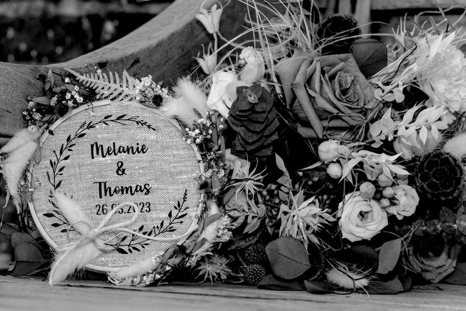 Hochzeitsdekoration mit Holzscheibe „Melanie & Thomas“